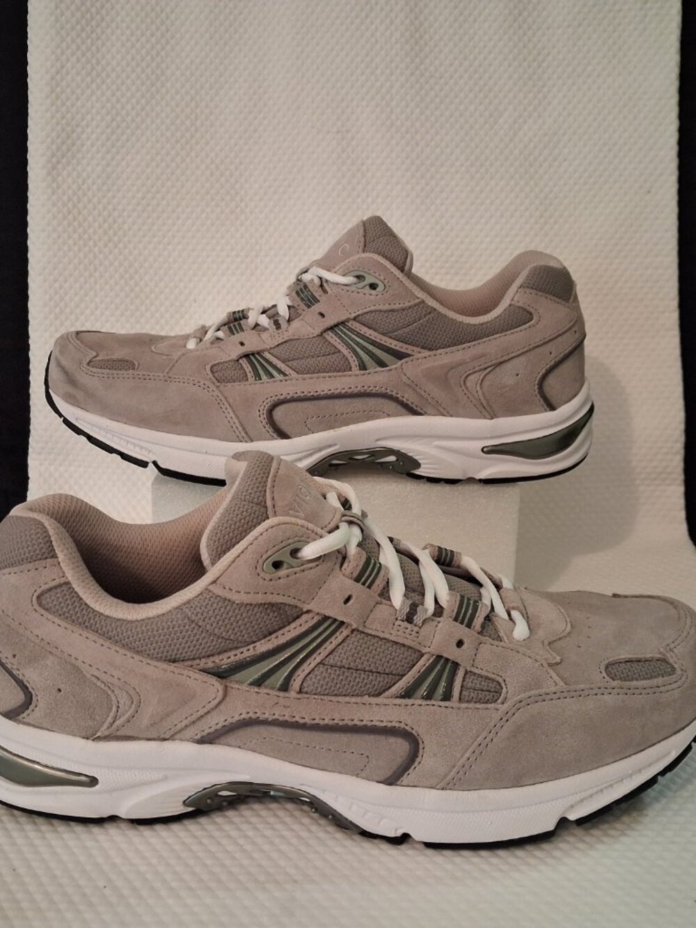 Vionic Men's 23 MWALK Performance Walking Shoe Style 23MWALK Size 12 Gray